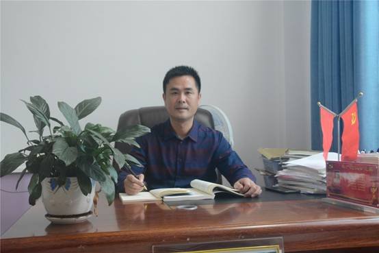 以人为本育桃李   以德育人馨满园