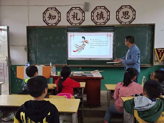 邵阳县下花桥镇中间完小开展我们的节日“双节同庆 家国团聚”爱国教育主题班会