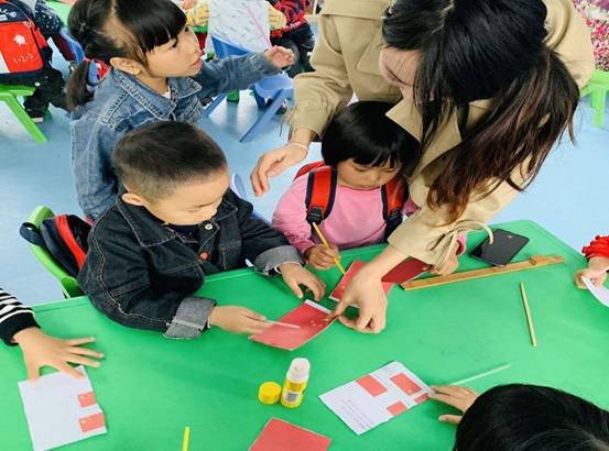 邵阳县白仓镇中间幼儿园开展庆“双节”运动