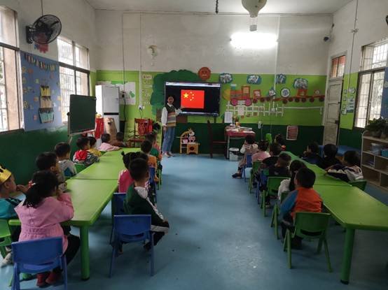 邵阳县白仓镇中间幼儿园开展庆“双节”运动