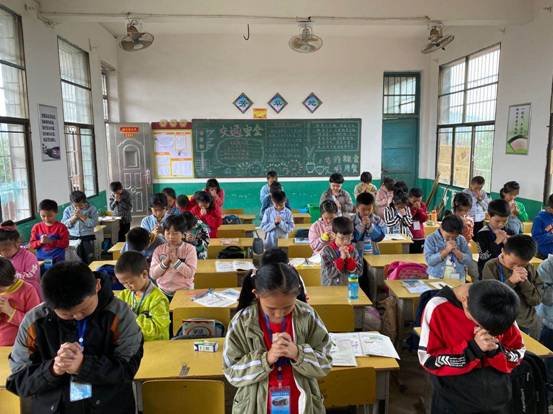 下花桥镇中间完小举行”全民国防教育“爱国主义教育运动