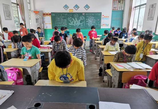 下花桥镇中间完小举行”全民国防教育“爱国主义教育运动