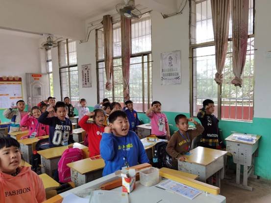 下花桥镇中间完小举行”全民国防教育“爱国主义教育运动