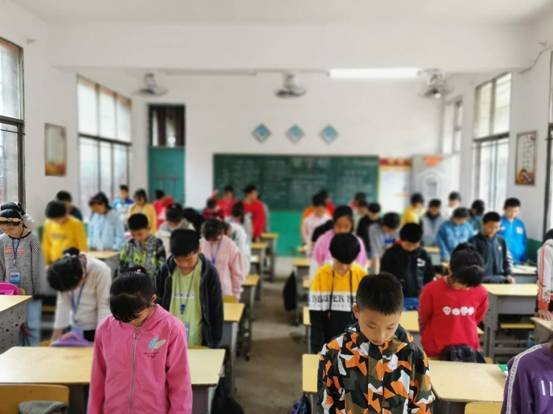 下花桥镇中间完小举行”全民国防教育“爱国主义教育运动