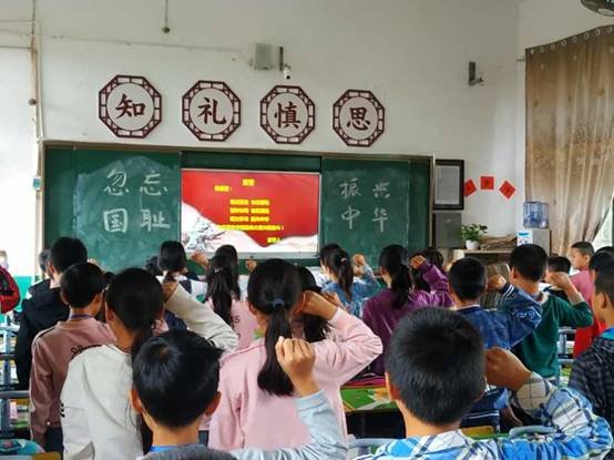 下花桥镇中间完小举行”全民国防教育“爱国主义教育运动
