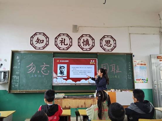 下花桥镇中间完小举行”全民国防教育“爱国主义教育运动