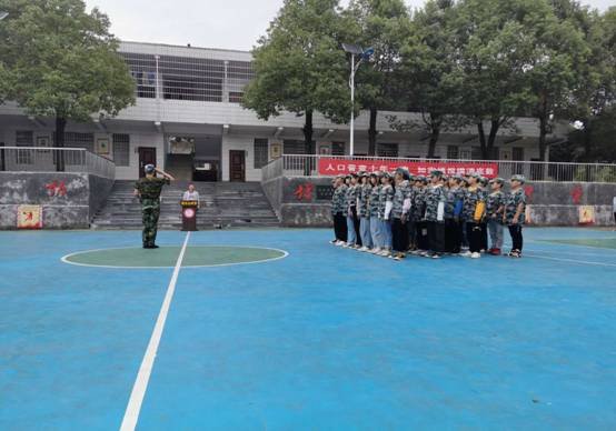 梽木山中学初一门生军训圆满结束