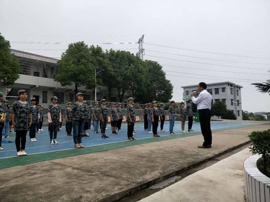 梽木山中学初一门生军训圆满结束