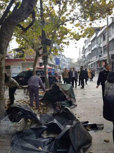 高沙镇当局联合多部门对高沙镇中间小学门口路段占道经营情况进行整治