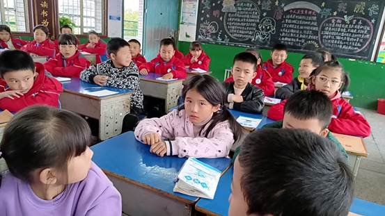 武冈市红星小学开展感恩主题班会教育运动