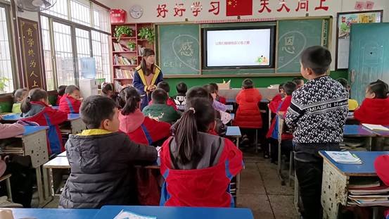 武冈市红星小学开展感恩主题班会教育运动