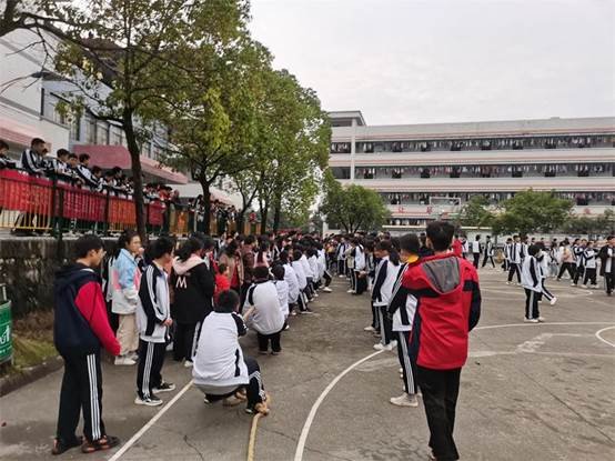 洞口四中举行高一年级班级拔河比赛