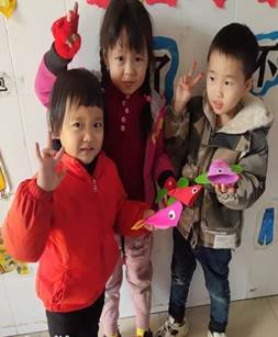 新宁县清江桥乡中间幼儿园开展传统文化花样剪纸手工制作运动