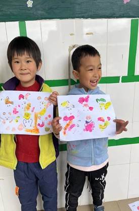 新宁县清江桥乡中间幼儿园开展“”创意手指印画”主题教育运动