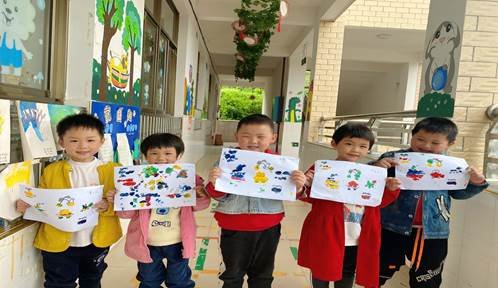 新宁县清江桥乡中间幼儿园开展“”创意手指印画”主题教育运动