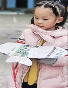 新宁县清江桥乡中间幼儿园开展“创意无穷,放飞梦想”手工制作风筝运动