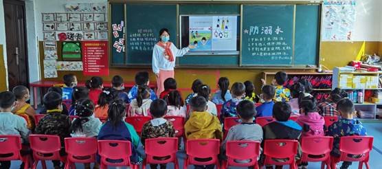 新宁县白沙中间幼儿园开展防溺主题教育运动