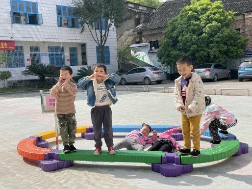 新宁县水庙镇中间幼儿园开展防溺水安全演练运动