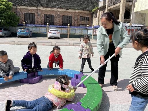 新宁县水庙镇中间幼儿园开展防溺水安全演练运动