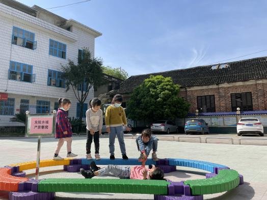 新宁县水庙镇中间幼儿园开展防溺水安全演练运动