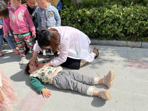 新宁县水庙镇中间幼儿园开展防溺水安全演练运动