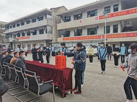 献出一片爱心，托起一份盼望洞口县管竹中学举行爱心捐款运动