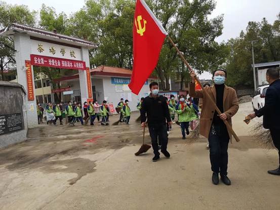 洞口县茶场黉舍党支部主题党日参加“与雷锋偕行”美化环境