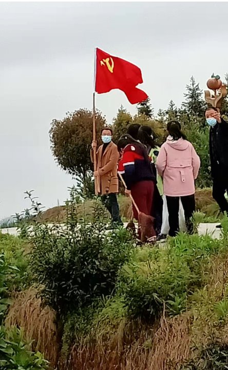 洞口县茶场黉舍党支部主题党日参加“与雷锋偕行”美化环境