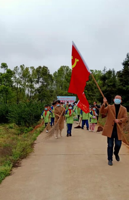 洞口县茶场黉舍党支部主题党日参加“与雷锋偕行”美化环境