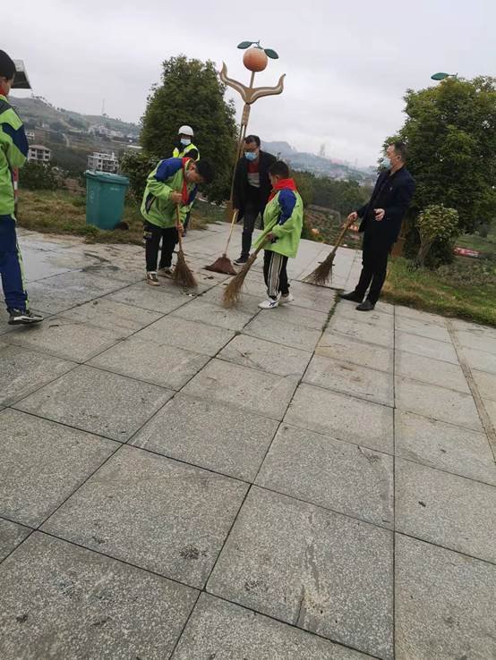 洞口县茶场黉舍党支部主题党日参加“与雷锋偕行”美化环境