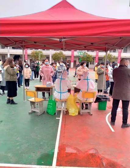 夯实疫情防控安全线——邵阳县白仓完小进行校园核酸抽检