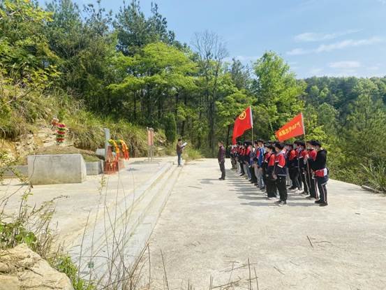 新邵县严塘镇中学举行“想念革命先烈，传承红色基因”扫墓运动