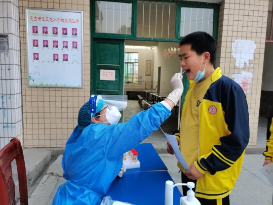 花古正龙小学——核酸检测进校园筑牢防疫安全墙