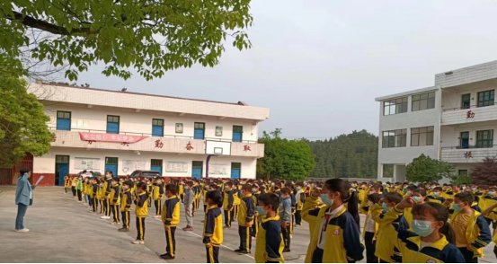 洞口县花古街道正龙小学开展防溺水宣誓仪式及主题签名运动