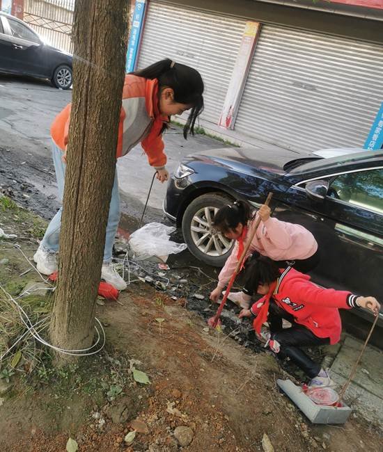 追随雷锋步伐，充当环保小卫士
