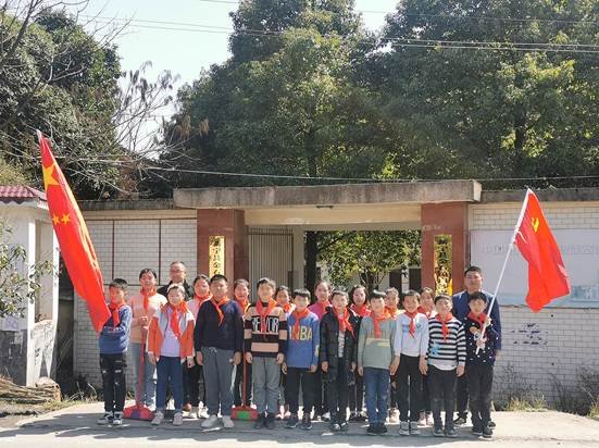 新宁县白沙镇中间小学开展“学雷锋关爱老人”运动