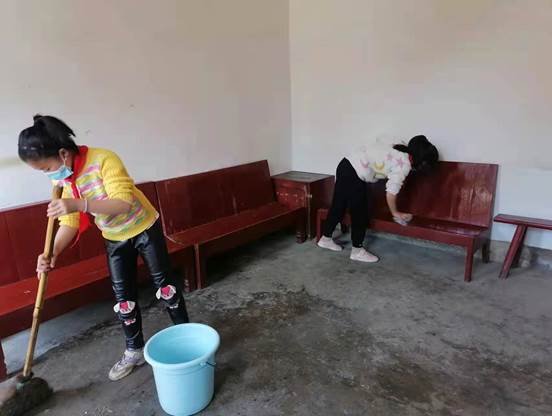 新宁县白沙镇中间小学开展“学雷锋关爱老人”运动