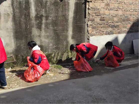 洞口四中开展“学雷锋,助环保”自愿服务运动