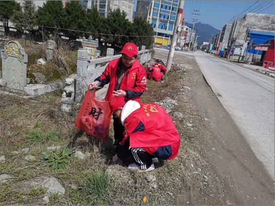 洞口四中开展“学雷锋,助环保”自愿服务运动