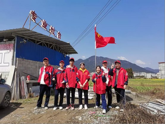 洞口四中开展“学雷锋,助环保”自愿服务运动