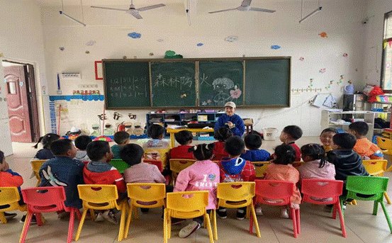 新宁县清江桥乡中间幼儿园开展森林防火安全教育运动