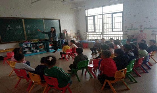 新宁县清江桥乡中间幼儿园开展森林防火安全教育运动