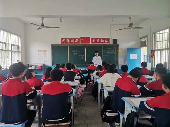 洞口县茶场黉舍举行“怀感恩之心，与雷锋偕行”专题会