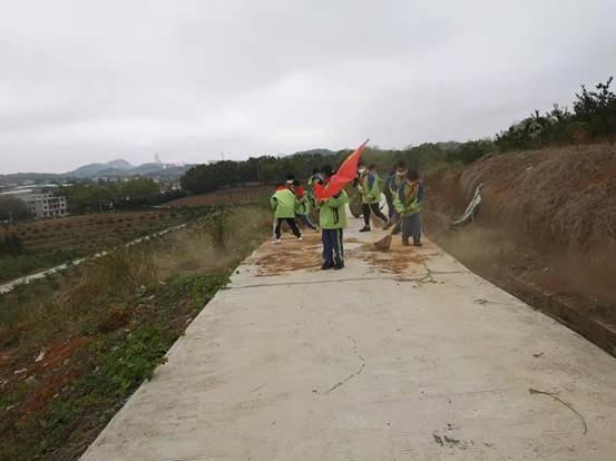 洞口县茶场黉舍进行“我为社会做贡献”学雷锋运动