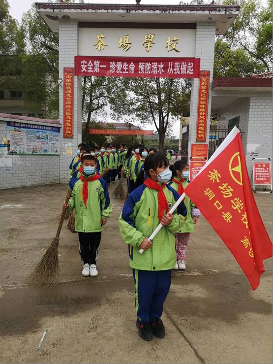 洞口县茶场黉舍进行“我为社会做贡献”学雷锋运动