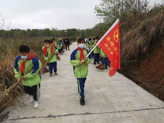 洞口县茶场黉舍进行“我为社会做贡献”学雷锋运动