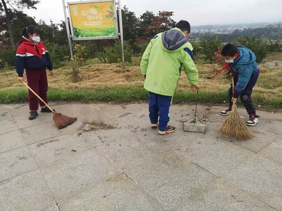 洞口县茶场黉舍进行“我为社会做贡献”学雷锋运动