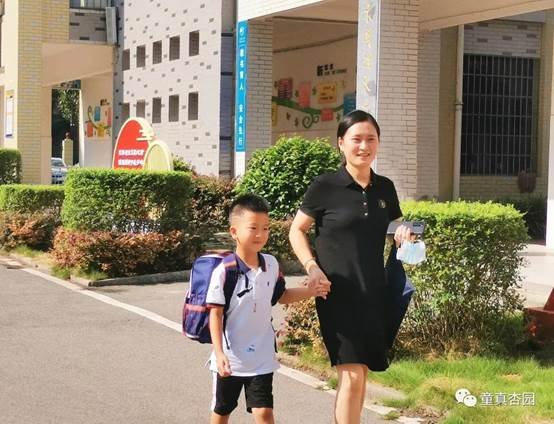 金秋满杏园，师爱暖童心