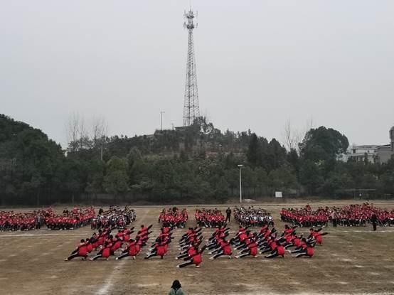 洞口四中举行高一、高二大课间比赛