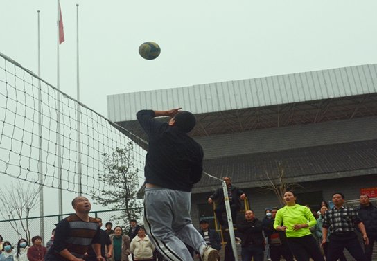 新宁县第三中学举行教师排球比赛